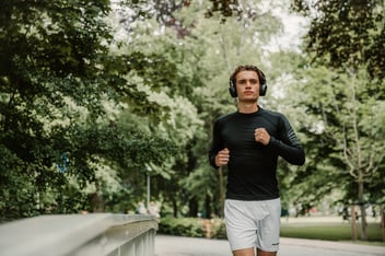 Medewerker loopt hard in park tijdens lunchpauze